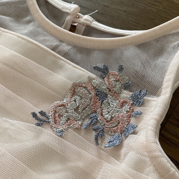 Pinkish layered dress with flower embroidery! May be size 4-6 - Picture 4 of 9